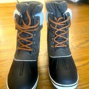Brand new snow boots in box. Never worn!